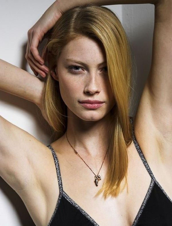 Alyssa Sutherland Desnuda. Foto - 1