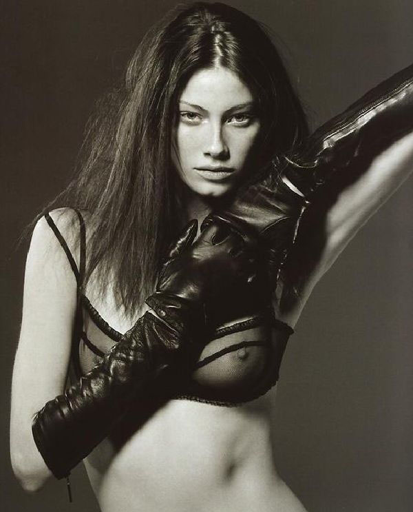 Alyssa Sutherland Desnuda. Foto - 13
