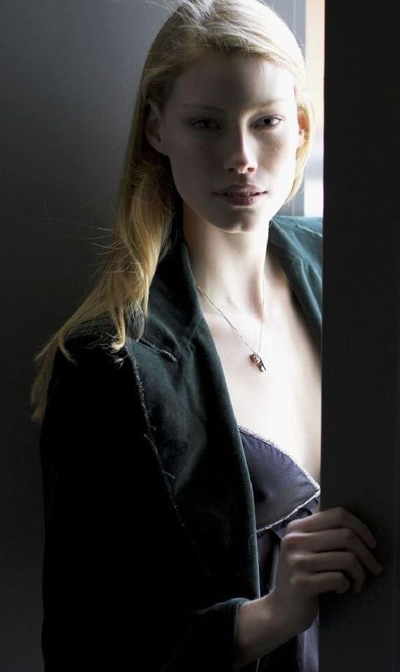 Alyssa Sutherland Desnuda. Foto - 2