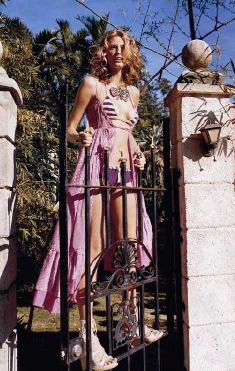 Alyssa Sutherland Desnuda. Foto - 3