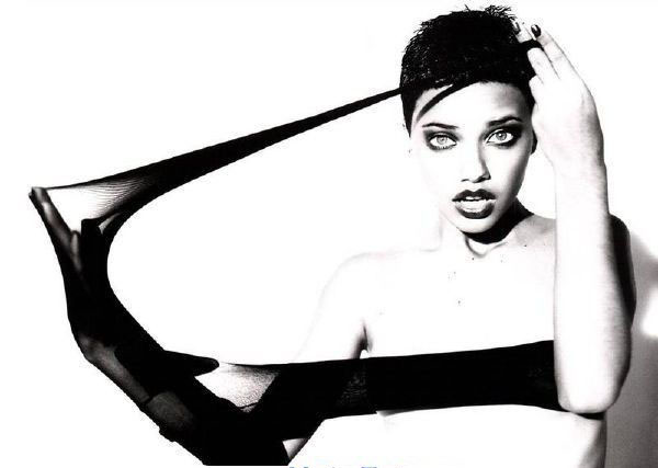 Adriana Lima ¡Completamente desnuda!
