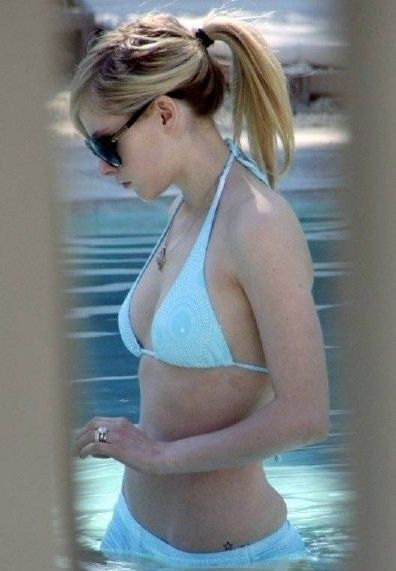 Avril Lavigne completamente desnuda