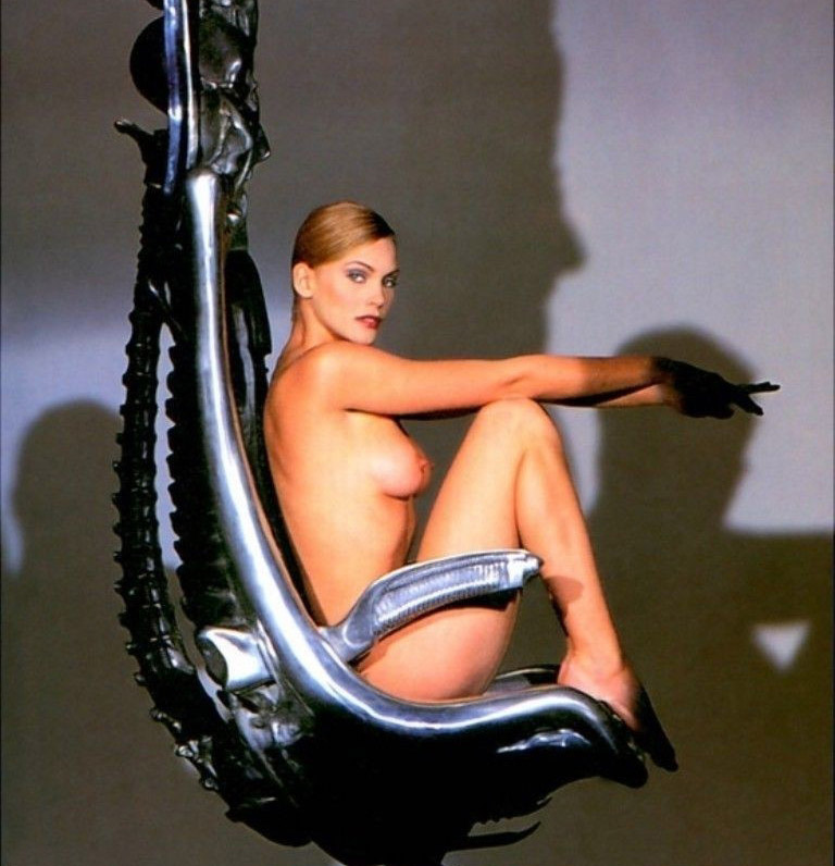 Natasha Henstridge desnuda enseñando las tetas