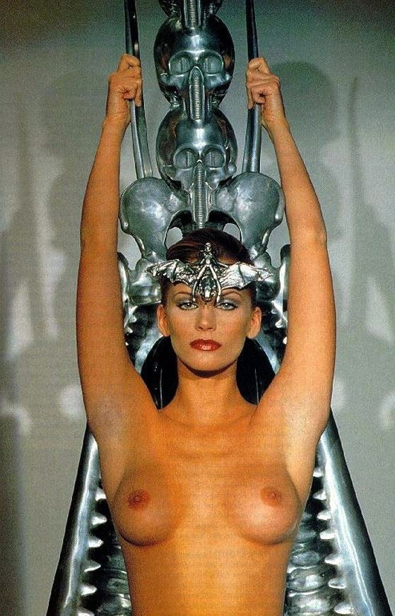 Natasha Henstridge desnuda enseñando las tetas