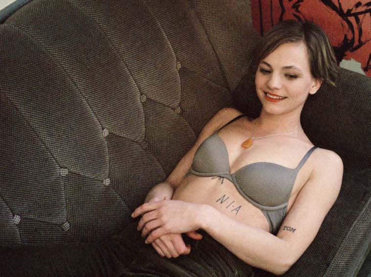 Anna Bertheau zeigt sich fast nackt.