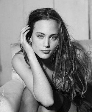 Nora Arnezeder Desnuda y escenas sexy
