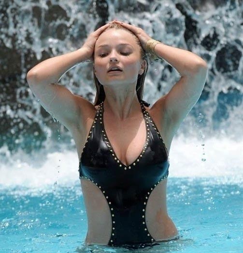 Emma Rigby follando y masturbándose desnuda