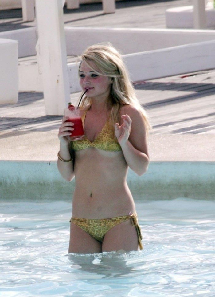 Emma Rigby follando y masturbándose desnuda