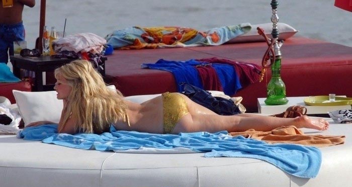 Emma Rigby follando y masturbándose desnuda