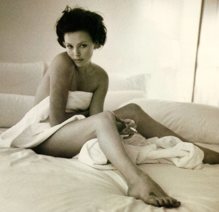Prepárate para ver las deliciosas fotos de Charlize Theron completamente desnuda. Galería - 4