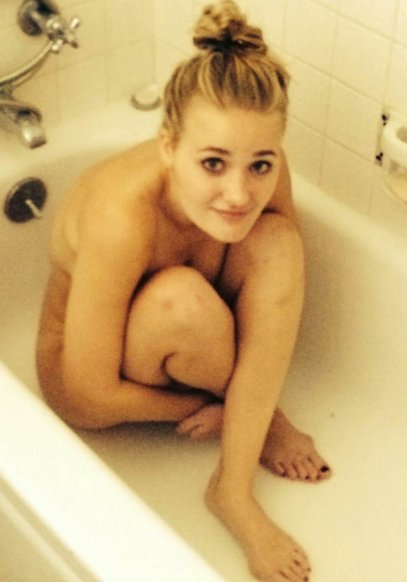 AJ Michalka Nackt. Foto - 3