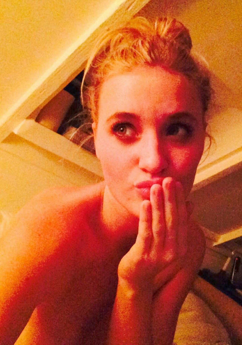AJ Michalka Nackt. Foto - 6