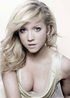 Brittany Snow se desnuda