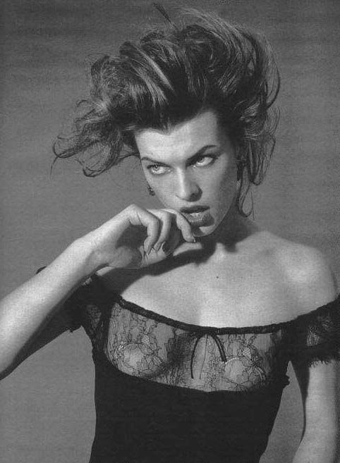 Milla Jovovich Desnuda. Foto - 12