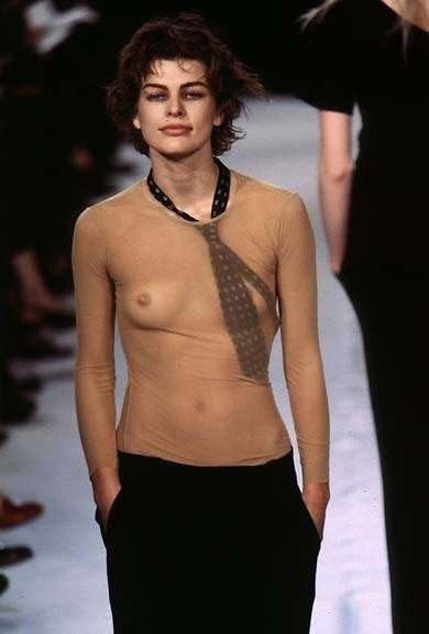 Milla Jovovich Desnuda. Foto - 17