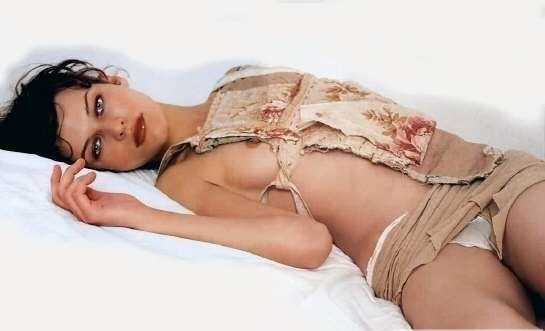 Milla Jovovich Nackt. Foto - 57