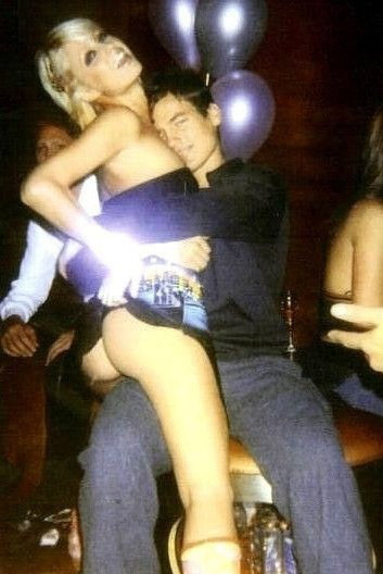 ¡Oh, Sexy! Paris Hilton desnuda mostrando las tetas y gatita